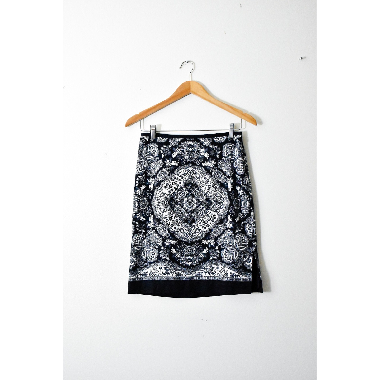 Ann Taylor Loft Pencil Skirt Women 2 Black White Excellent Silk Blend Paisley